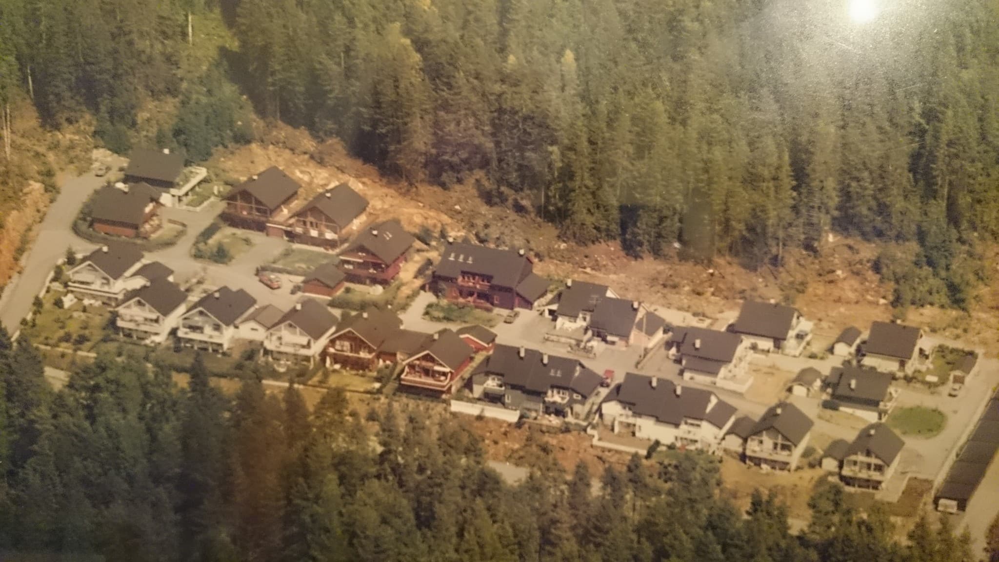 Flyfoto over Steinliveien med skog rundt